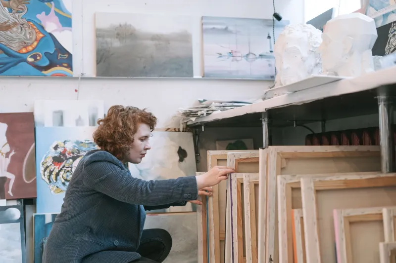 Cinque voci per il futuro: i giovani artisti italiani che stanno ridisegnando la scena contemporanea